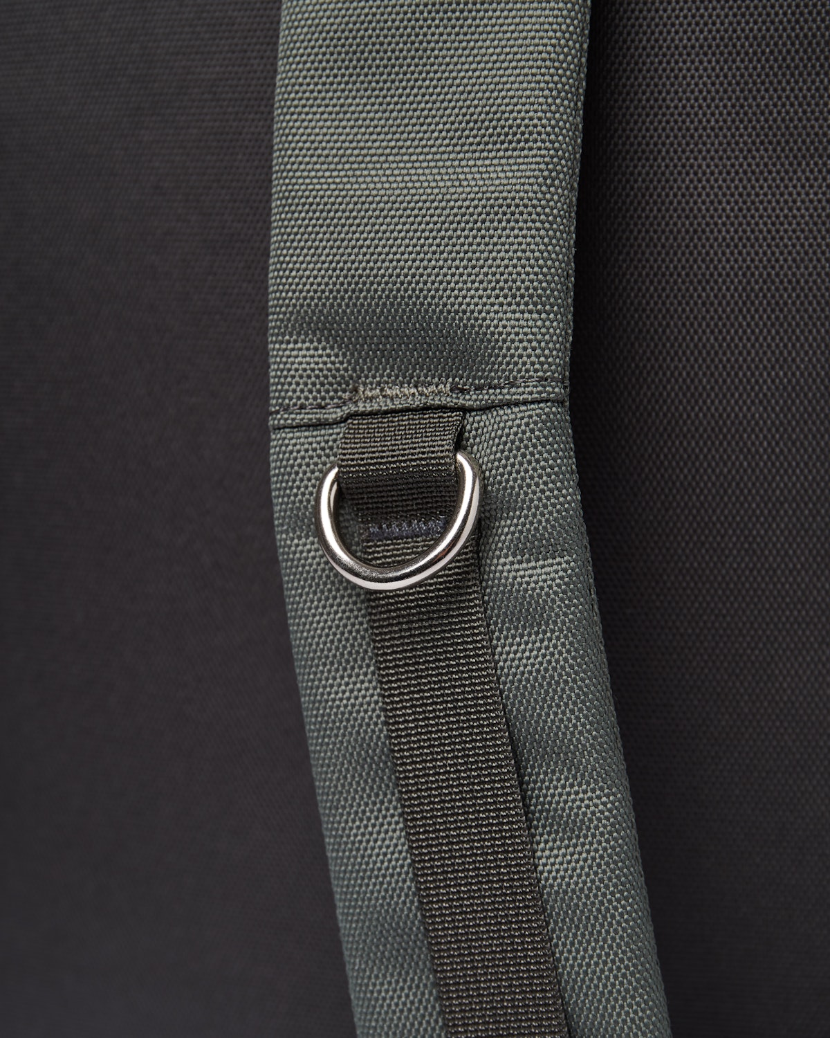 Sac à dos rolltop en matière recyclée | Gris et vert "bernt multi green with black leather"