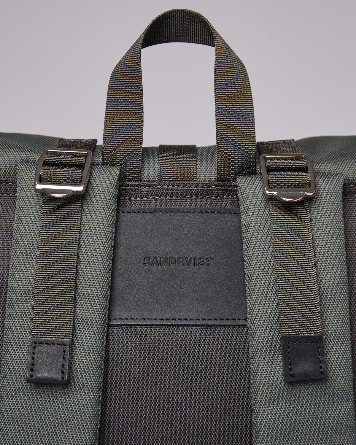 Sac à dos rolltop en matière recyclée | Gris et vert "bernt multi green with black leather"