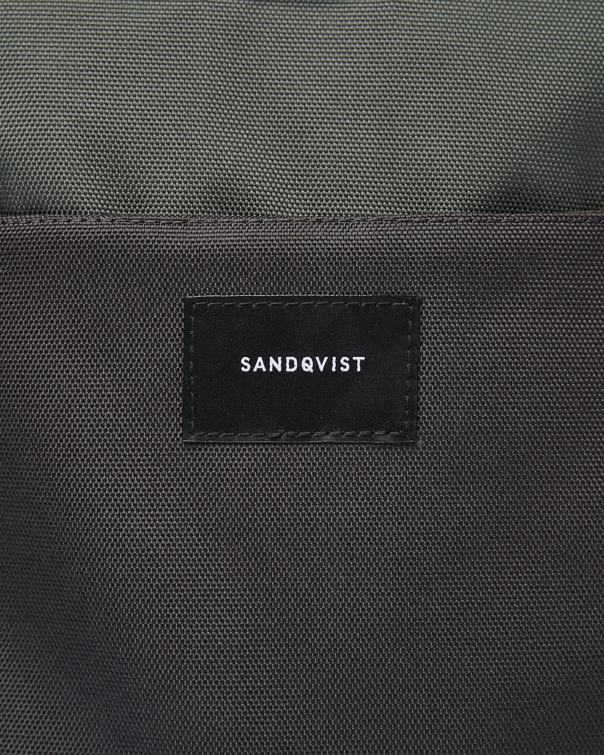 Sac à dos rolltop en matière recyclée | Gris et vert "ilon multi green with black leather"