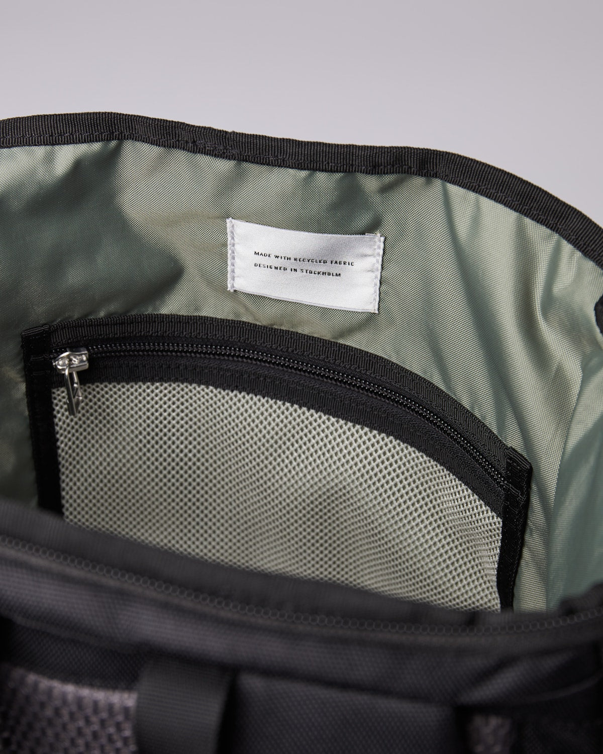 Sac à dos 23L en matières recyclées | noir "sune black with black webbing"