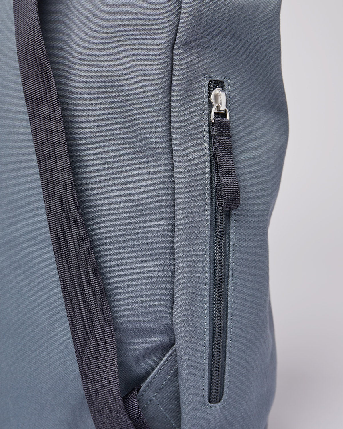 Sac à dos roll-top en coton bio et matière recyclée - kaj dark slate with navy webbing