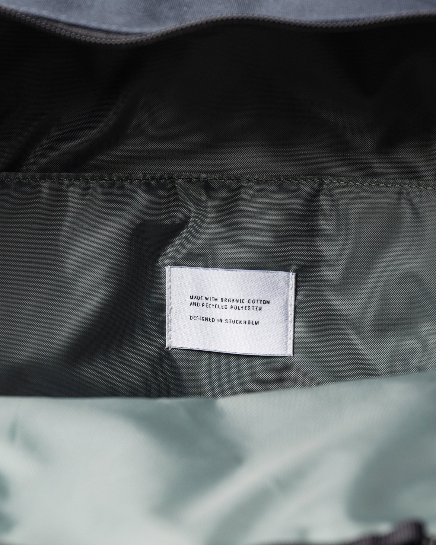 Sac à dos 12L en coton bio et matière recyclée | bleu "august navy with black webbing"