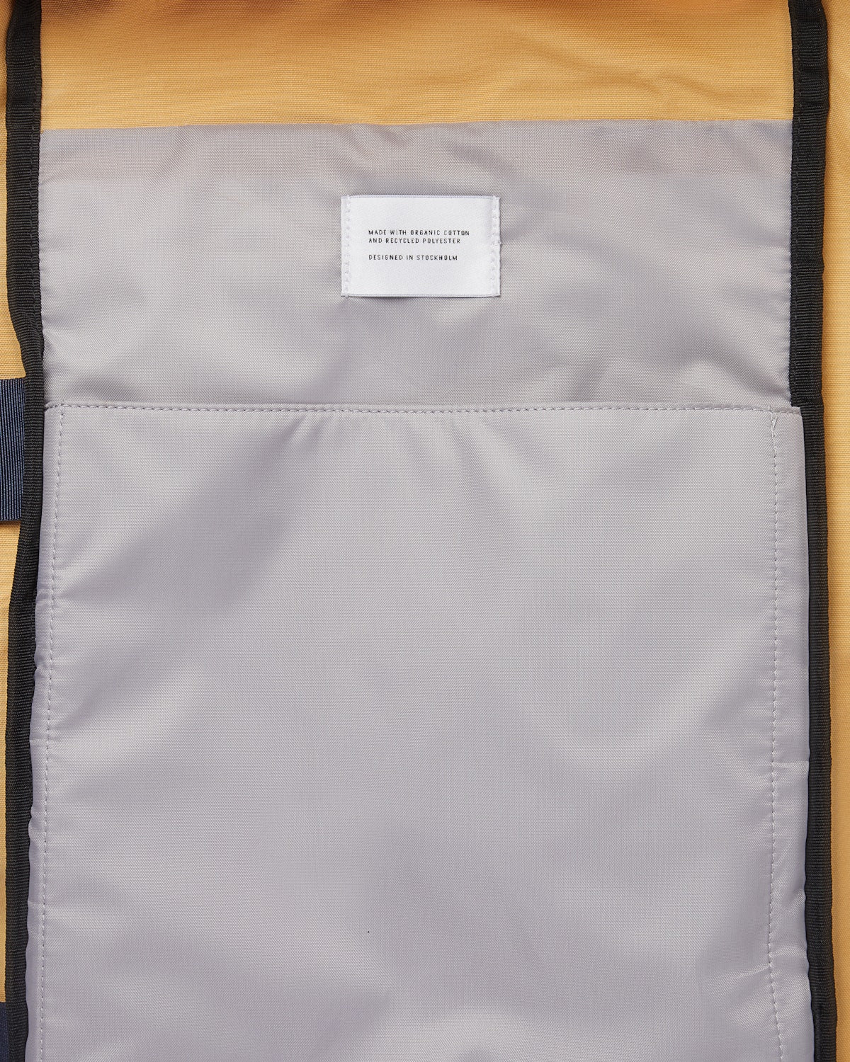 Sac à dos rolltop en matière recyclée | Jaune "dante vegan yellow leaf with navy webbing"