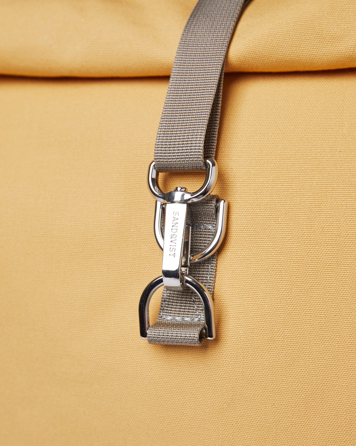 Sac à dos rolltop en matière recyclée | Jaune "dante vegan yellow leaf with navy webbing"