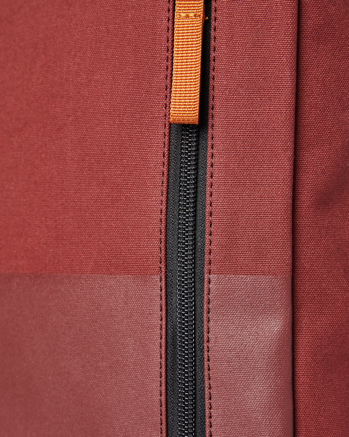Sac à dos rolltop en matière recyclée | Rouge "dante vegan autumn leaf"