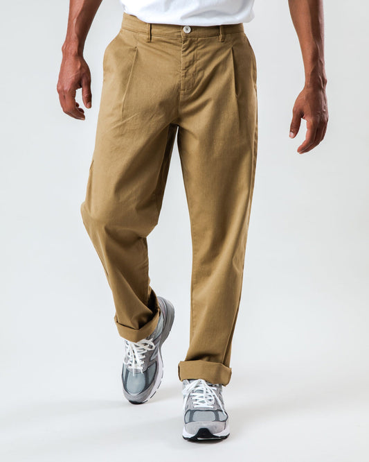 Pantalon à pinces en coton bio | camel "pleated chino brown"
