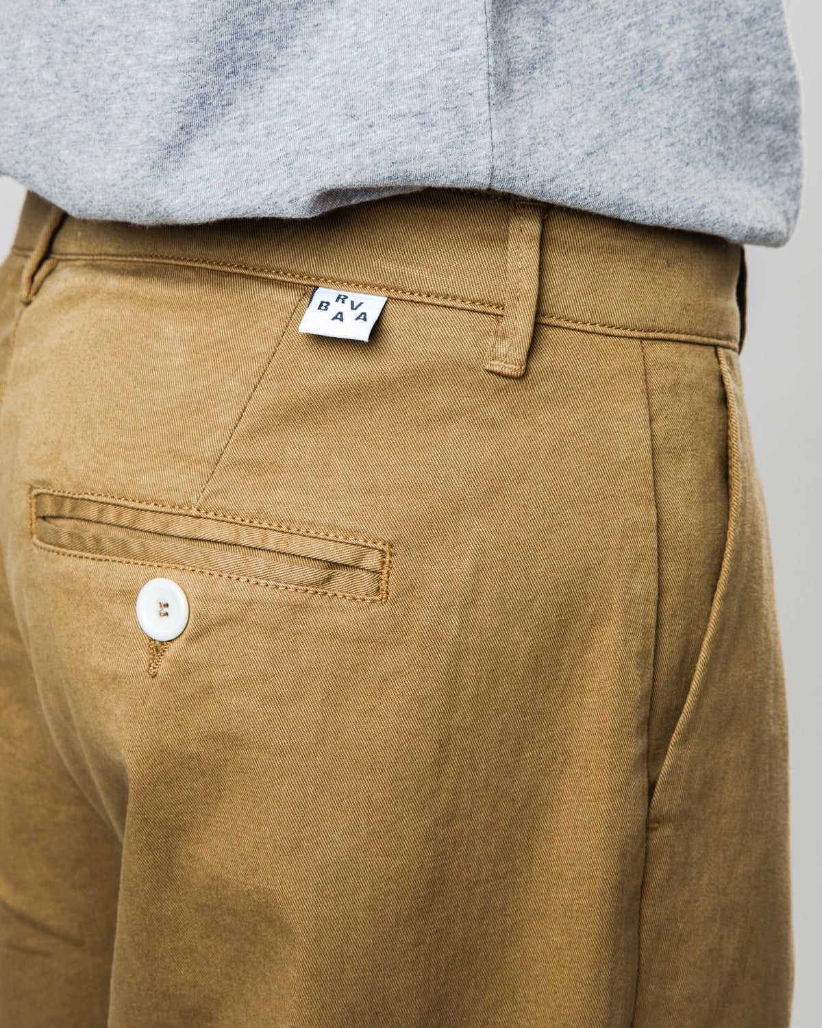 Pantalon à pinces en coton bio | camel "pleated chino brown"