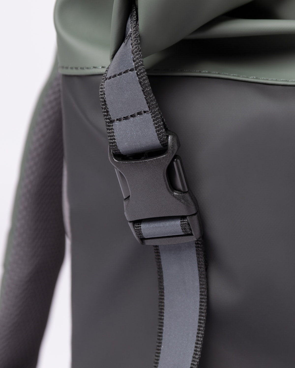 Sac à dos imperméable en matière recyclée | Gris et vert "konrad multi black/lichen green"