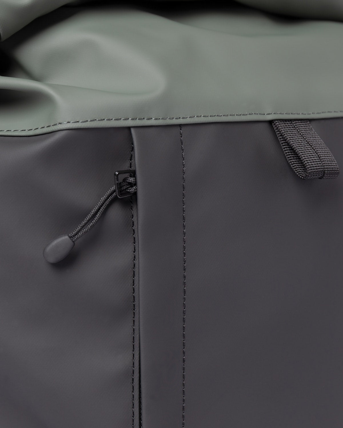Sac à dos imperméable en matière recyclée | Gris et vert "konrad multi black/lichen green"