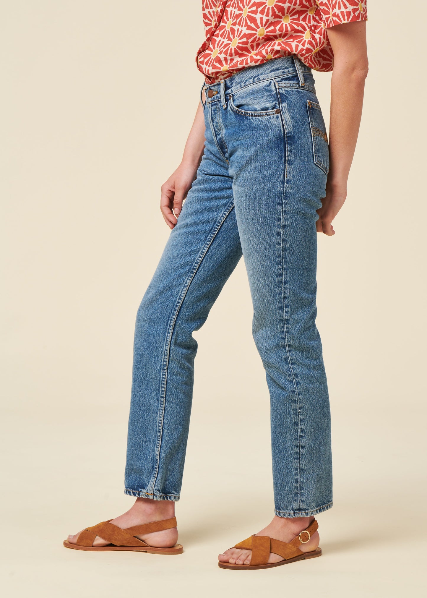 Jean droit taille basse en coton bio | Bleu délavé "shady sadie indigo blues"