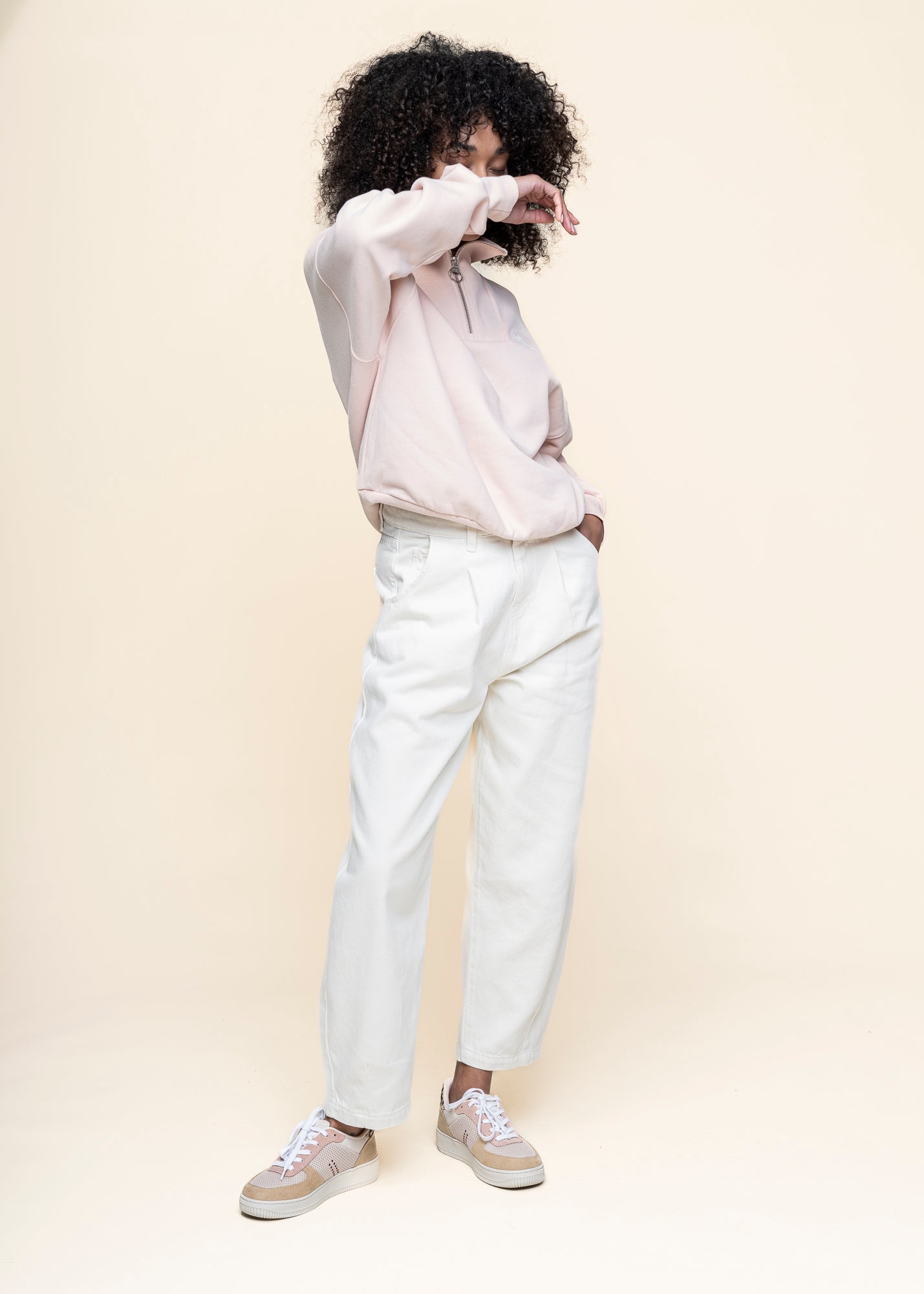 Pantalon droit à pinces en coton bio | blanc "pegged pants ecru"