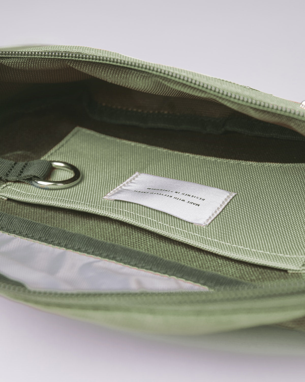 Banane en matière recyclé | Vert "aste multi dew green/night grey"