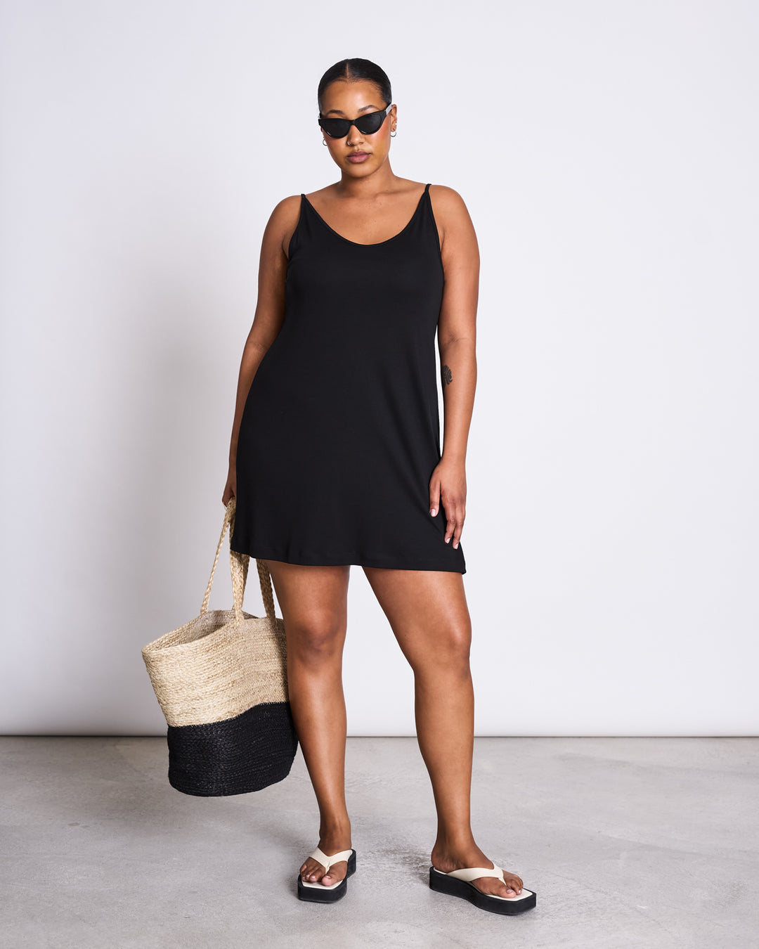Robe légère en tencel | noir "slip dress triangle short flow black"