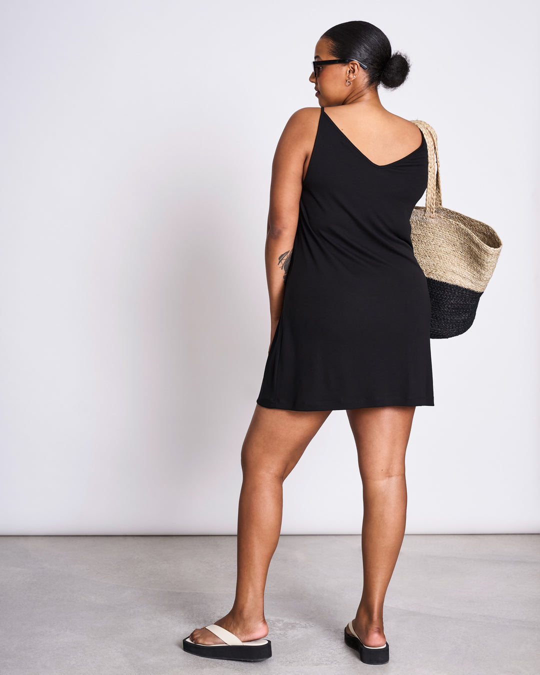 Robe légère en tencel | noir "slip dress triangle short flow black"