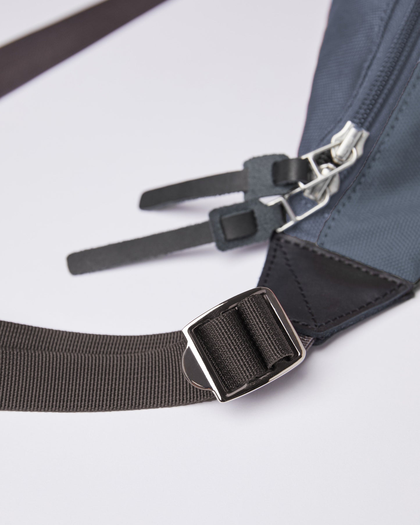 Banane en matière recyclé | Bleu "aste steel blue"