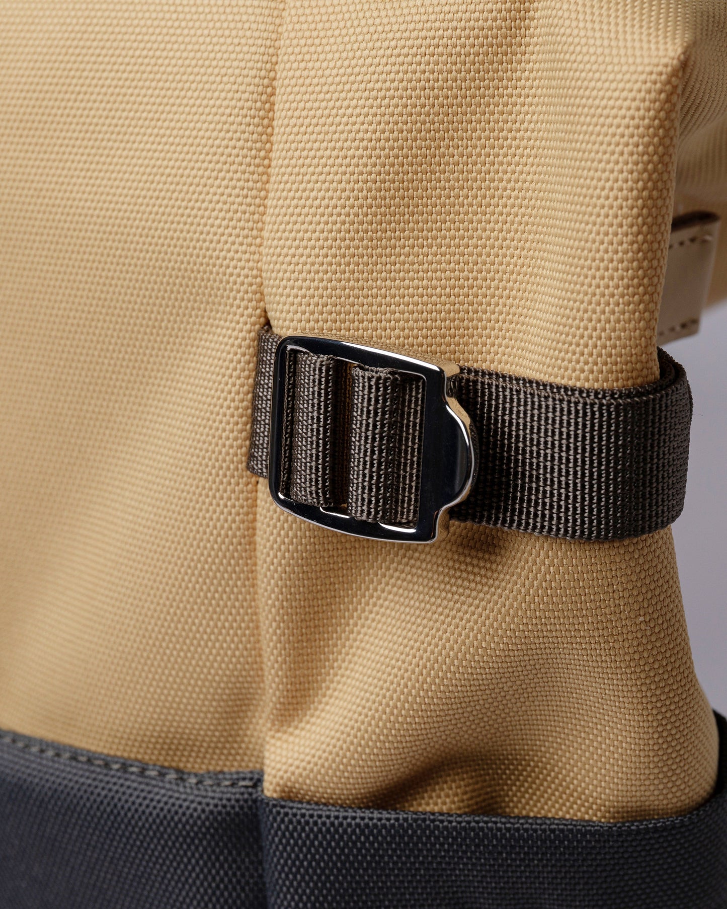 Sac à dos rolltop en matière recyclée | Gris et jaune "ilon multi wheat"