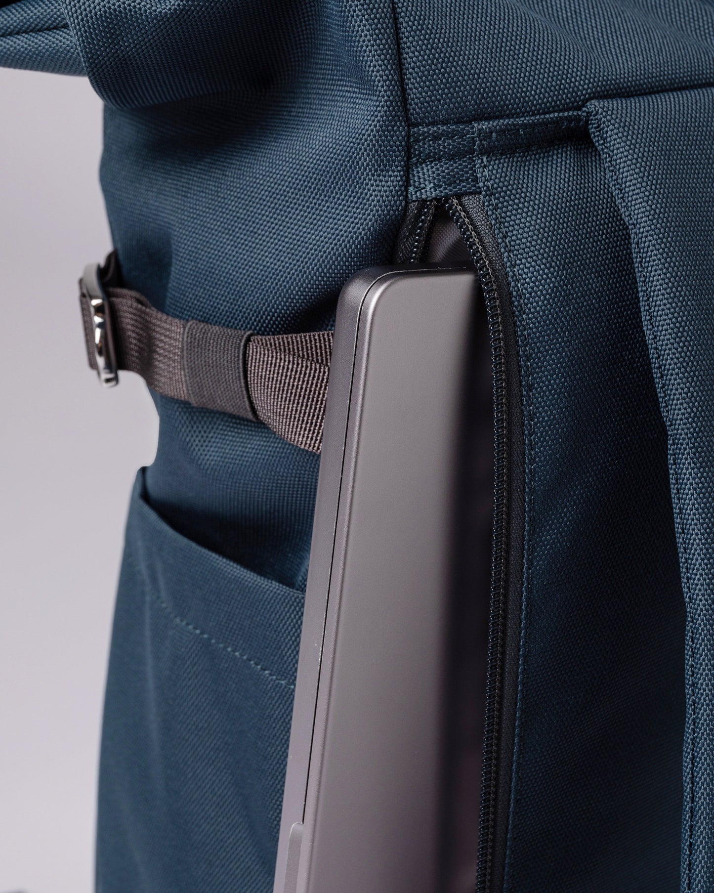 Sac à dos rolltop en matière recyclée | Bleu "ilon steel blue"