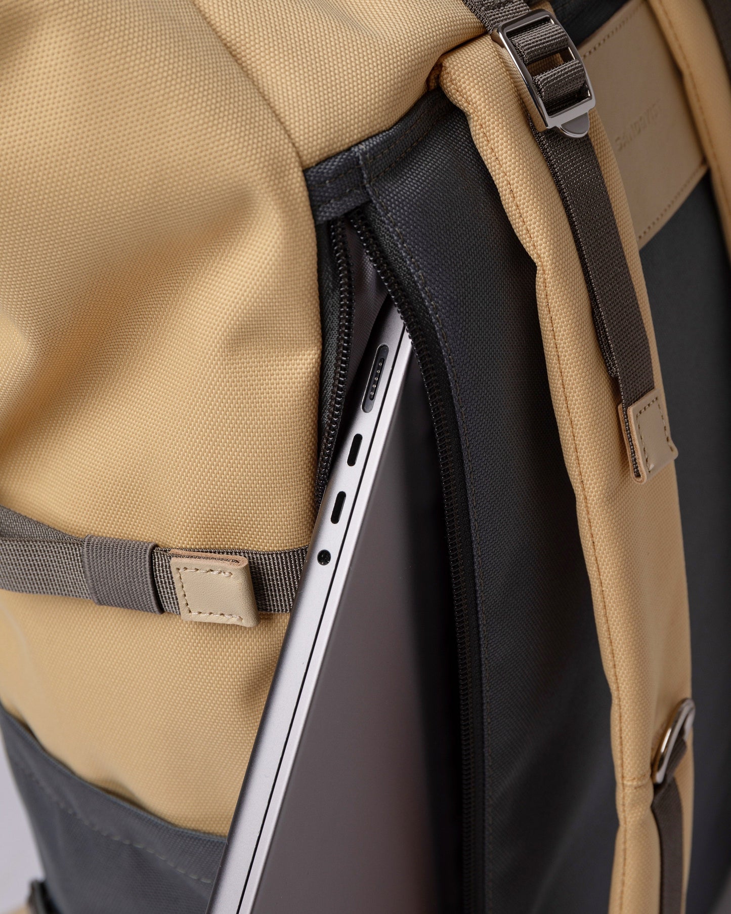 Sac à dos rolltop en matière recyclée | Gris et jaune "bernt multi wheat"
