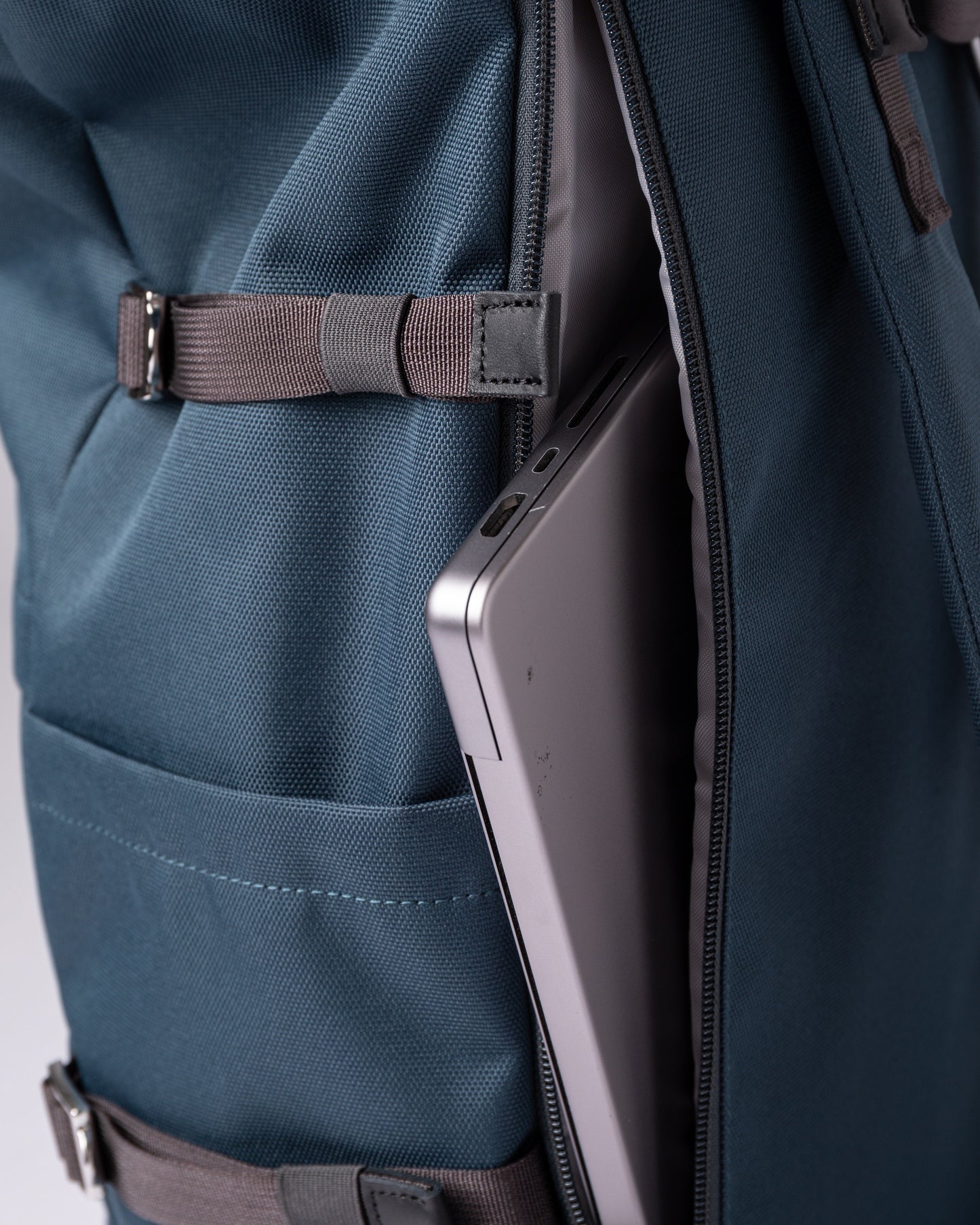 Sac à dos rolltop en matière recyclée | Bleu "bernt steel blue"