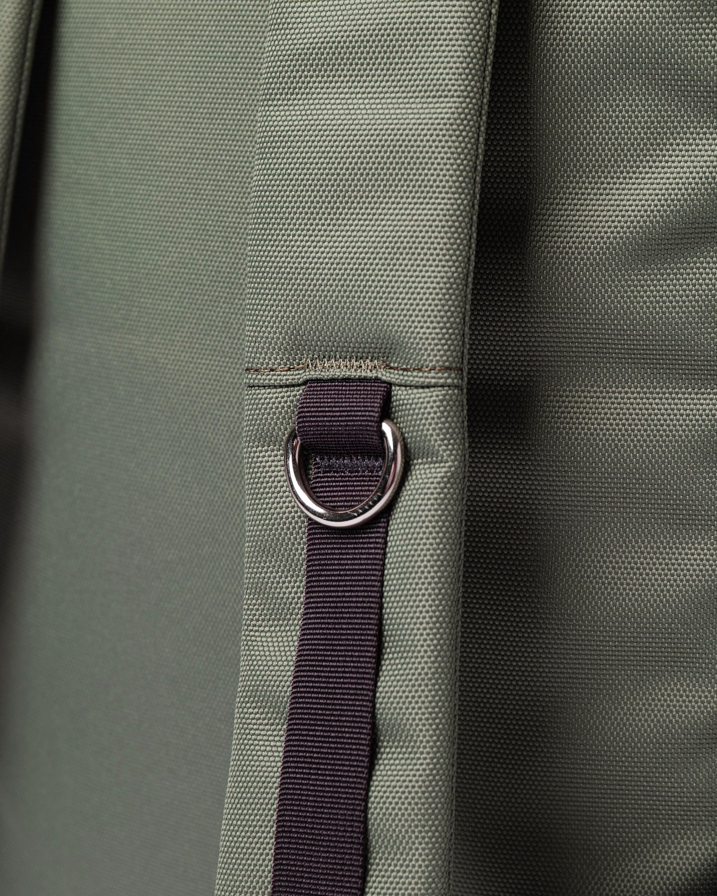 Sac à dos rolltop en matière recyclée | Gris et vert "bernt multi clover green"
