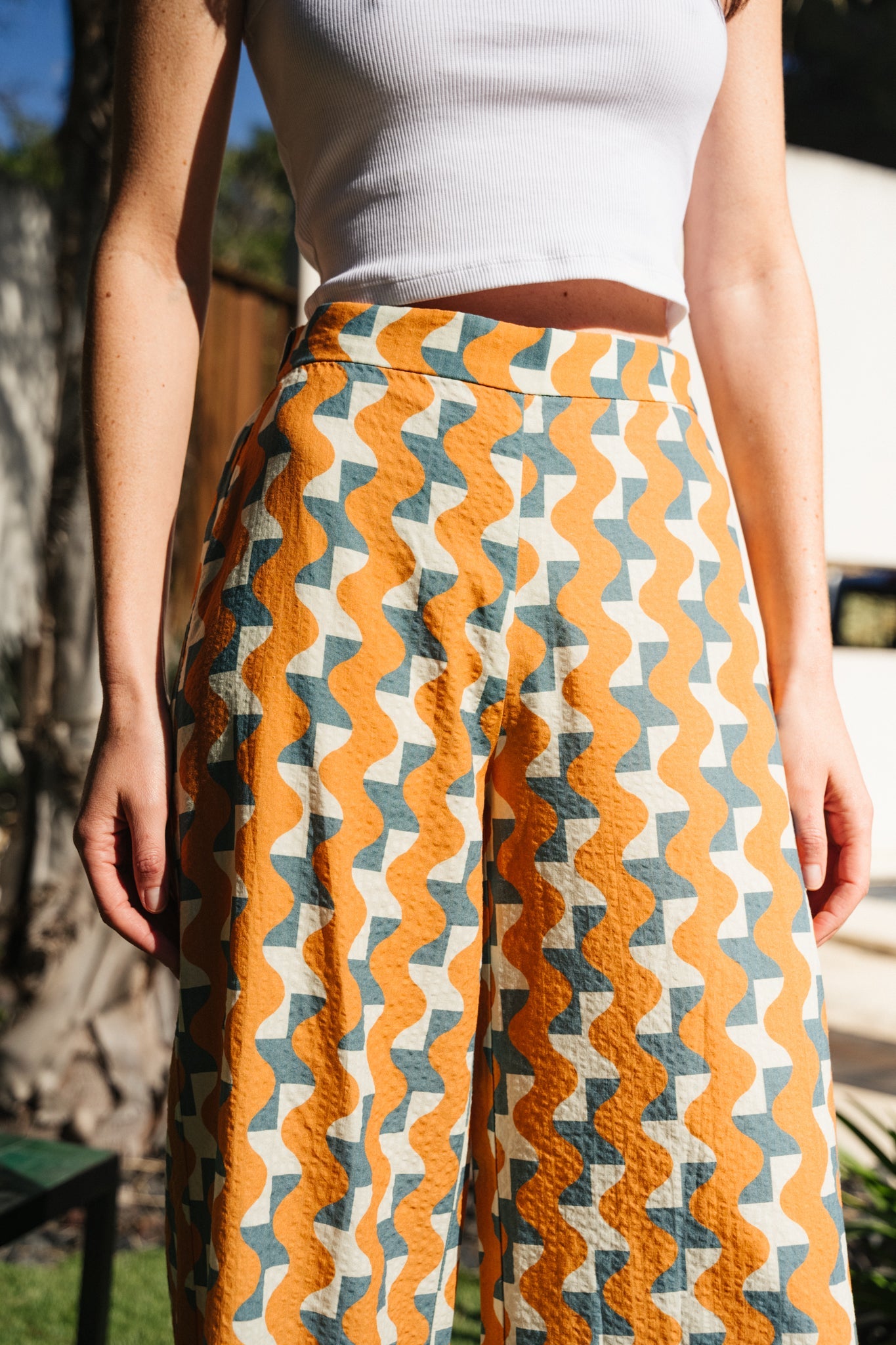 Pantalon ample en coton bio et ecovero | multicolore "big tiles wide leg pant topaz orange"
