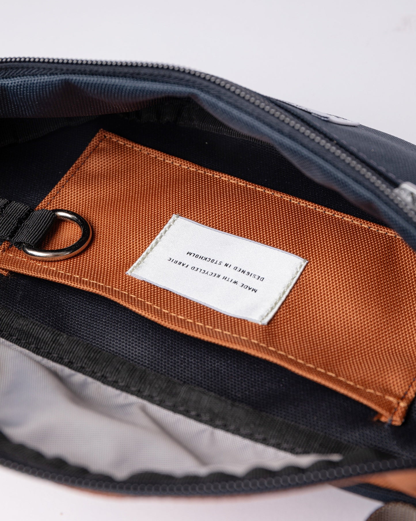 Banane en matière recyclée | Multicolore "aste multi fox red with natural leather"