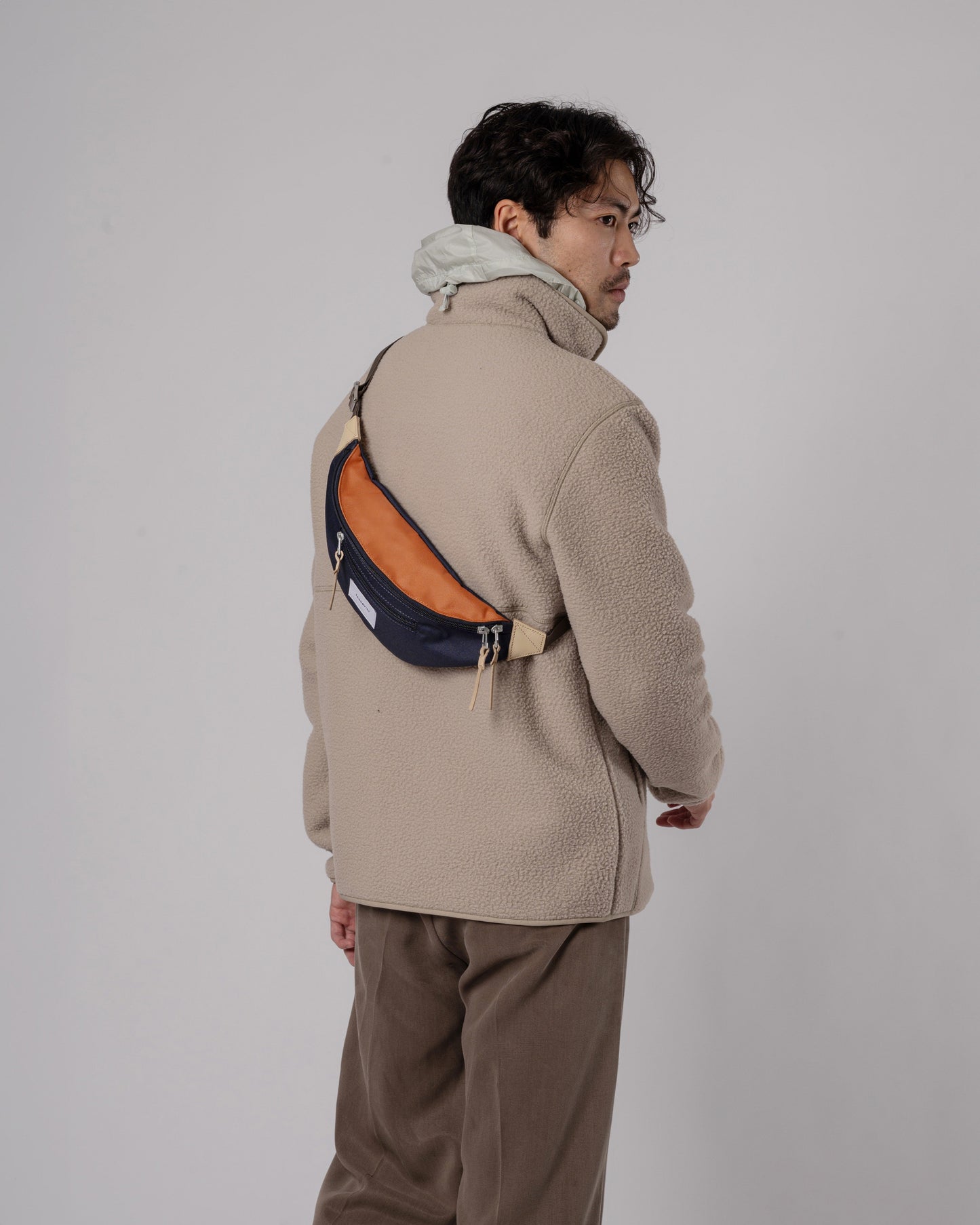Banane en matière recyclée | Multicolore "aste multi fox red with natural leather"