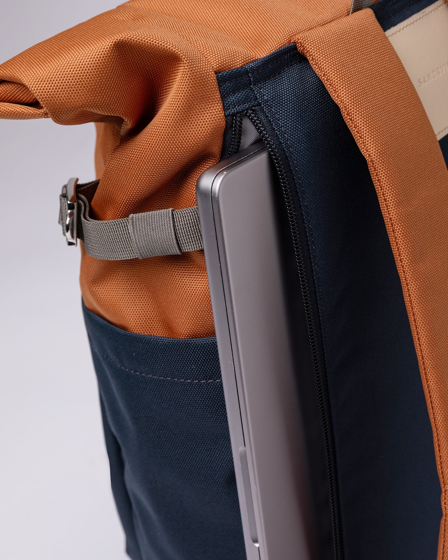 Sac à dos rolltop en matière recyclée | Bleu et orange "ilon multi fox red"