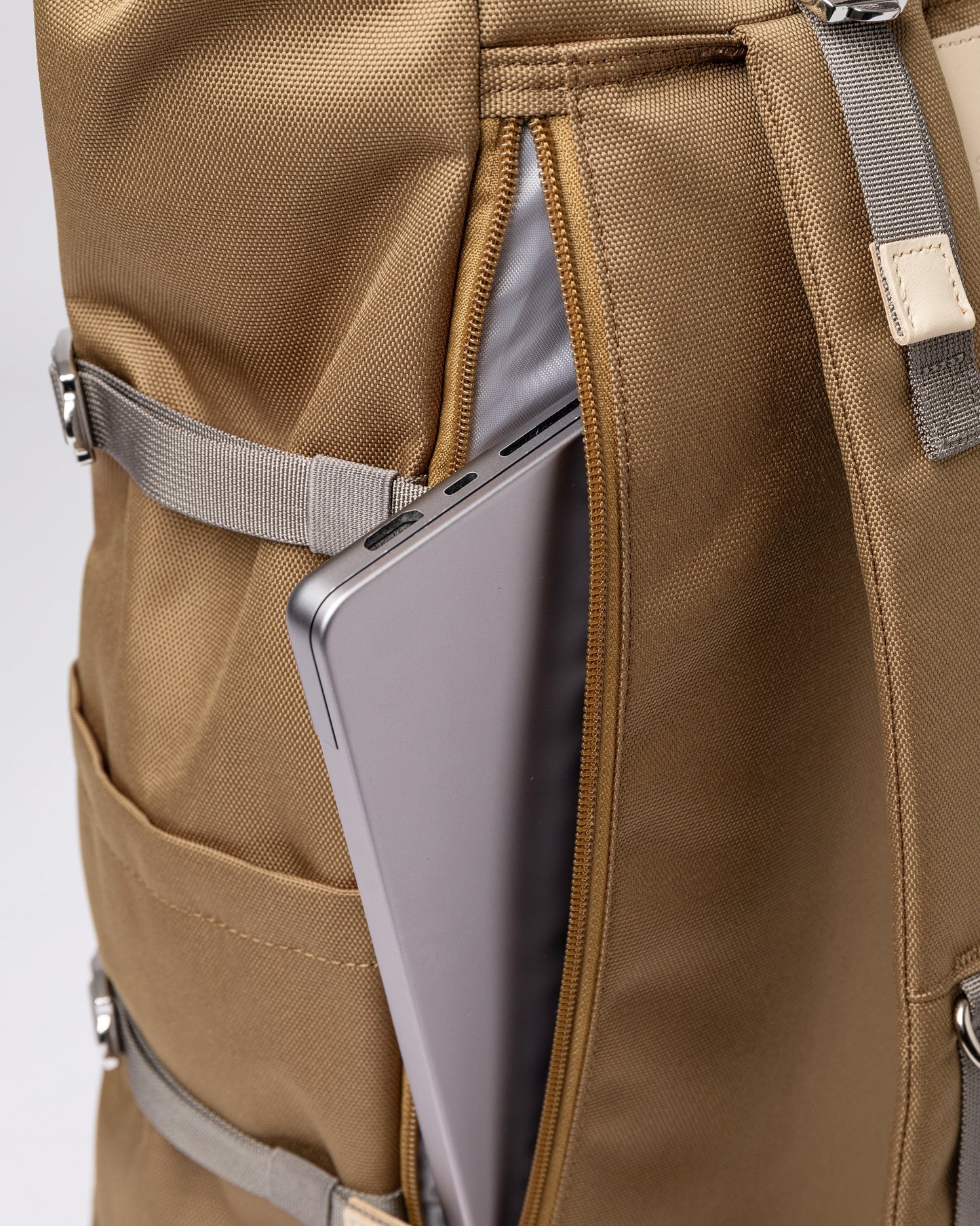 Sac à dos rolltop en matière recyclée | marron "bernt marsh yellow"