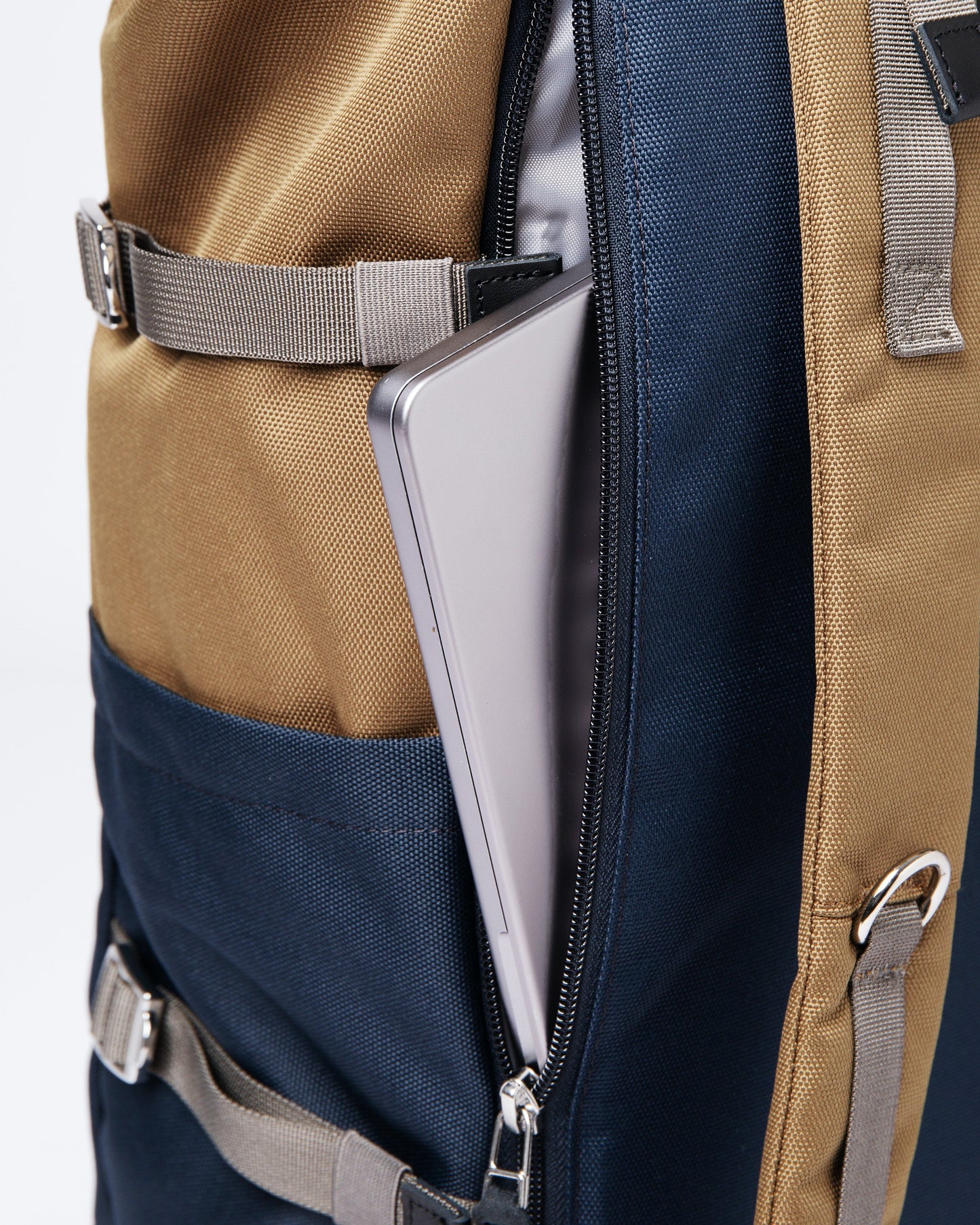 Sac à dos rolltop en matière recyclée | bleu et marron "bernt multi marsh yellow"
