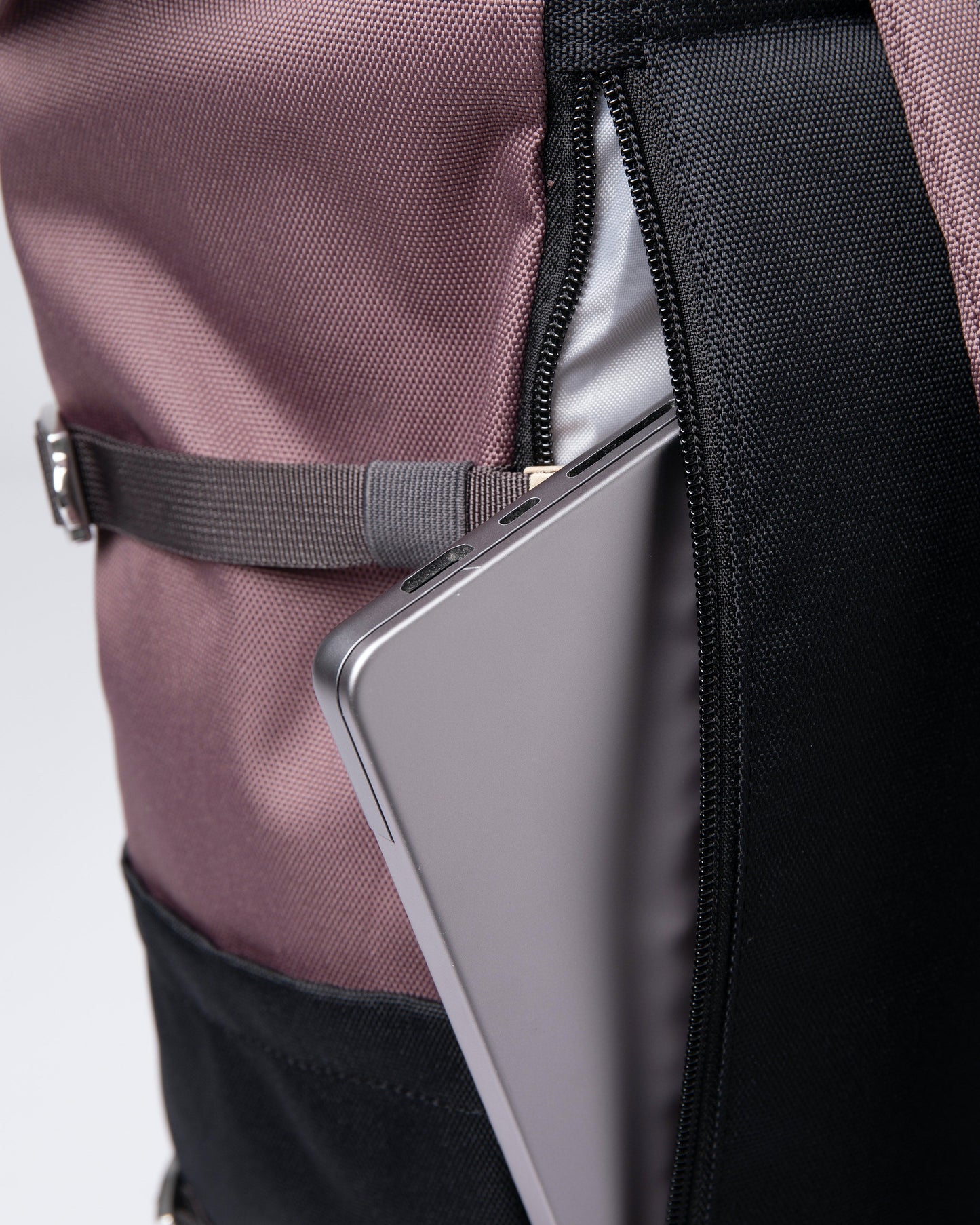 Sac à dos rolltop en matière recyclée | Noir et rose "bernt multi lilac dawn"