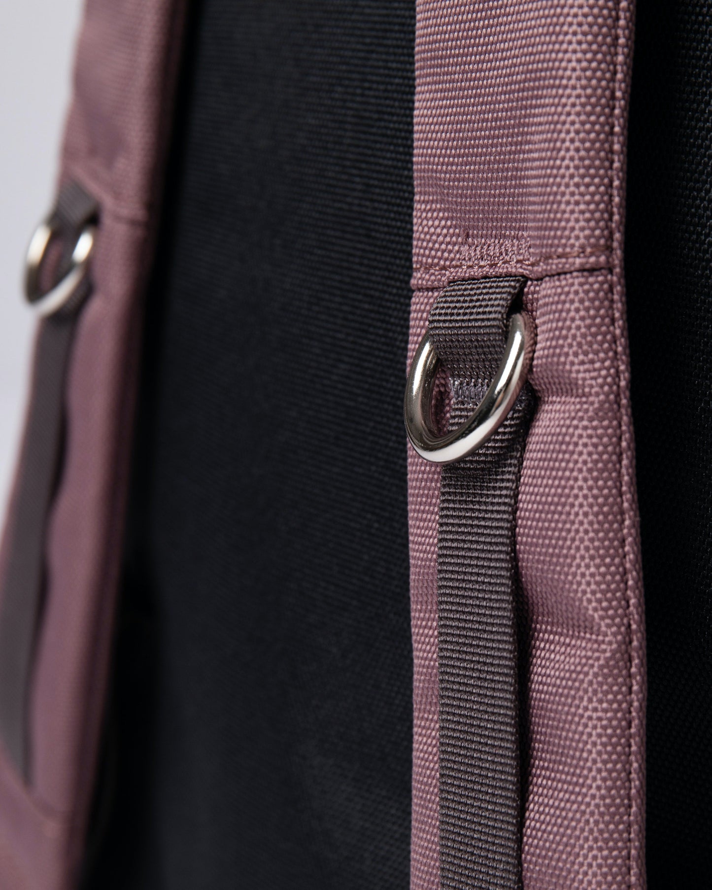 Sac à dos rolltop en matière recyclée | Noir et rose "bernt multi lilac dawn"