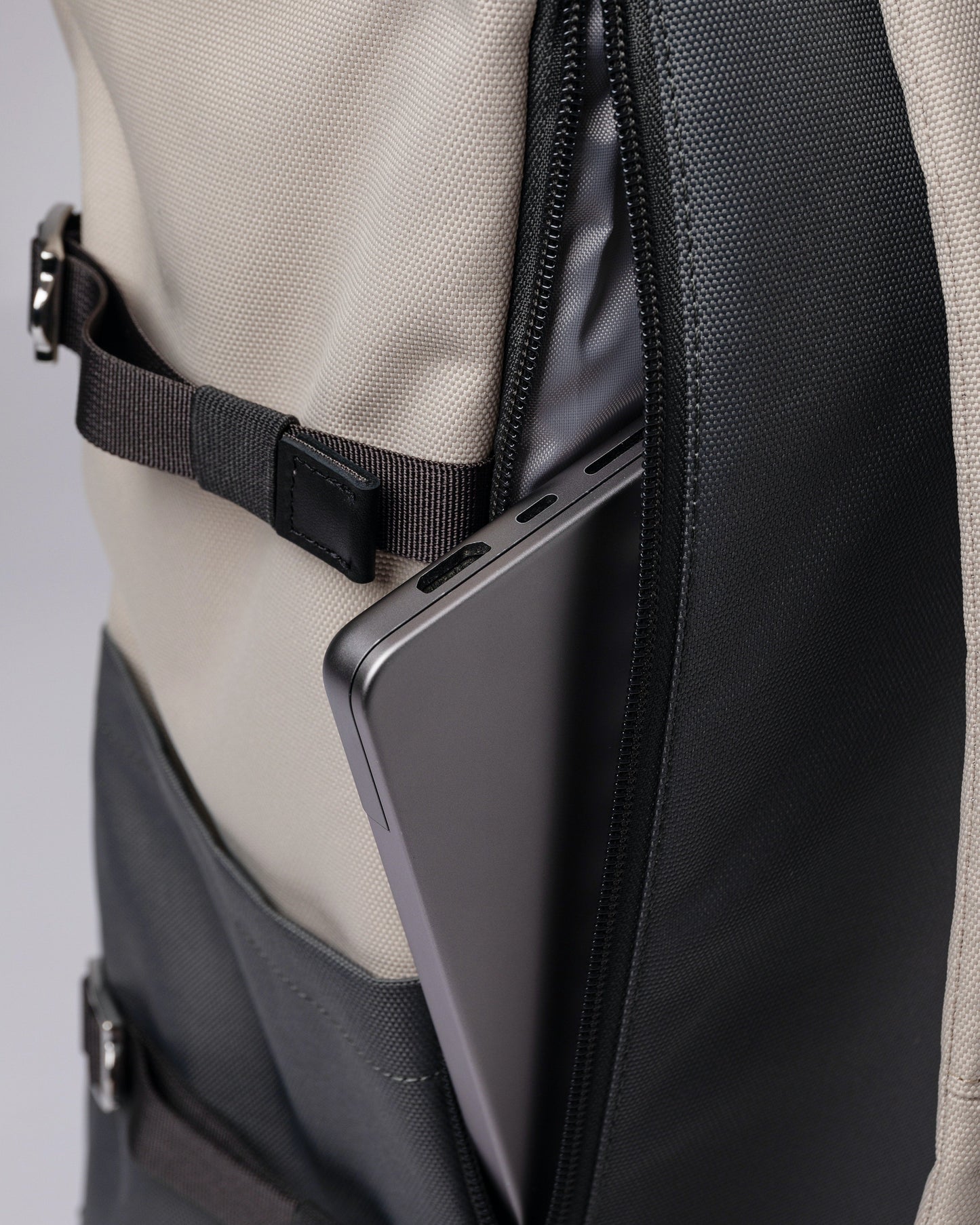 Sac à dos rolltop en matière recyclée | Gris et beige "bernt multi stone"