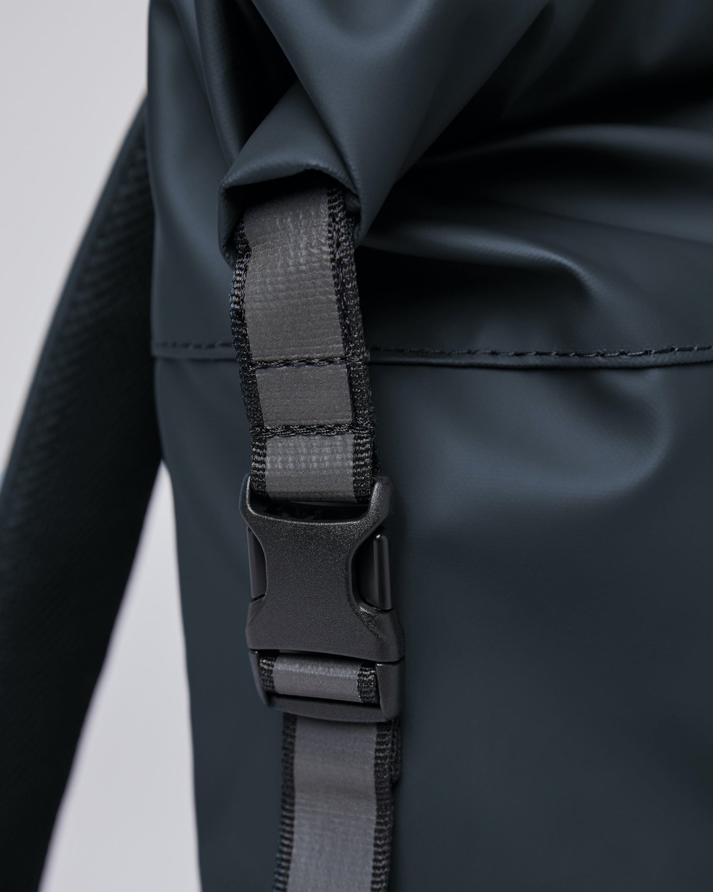 Sac à dos imperméable en matière recyclée | Marine "konrad navy"