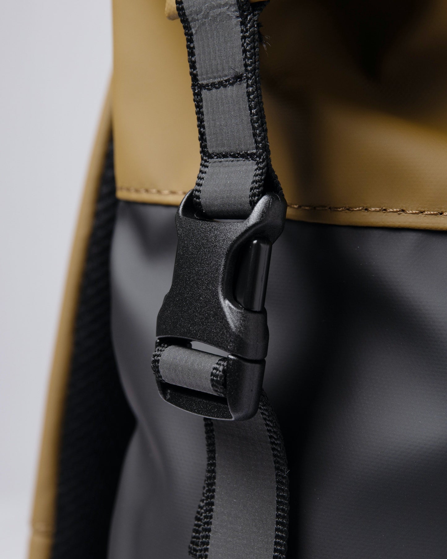 Sac à dos imperméable en matière recyclée | Noir et marron "konrad multi marsh yellow"