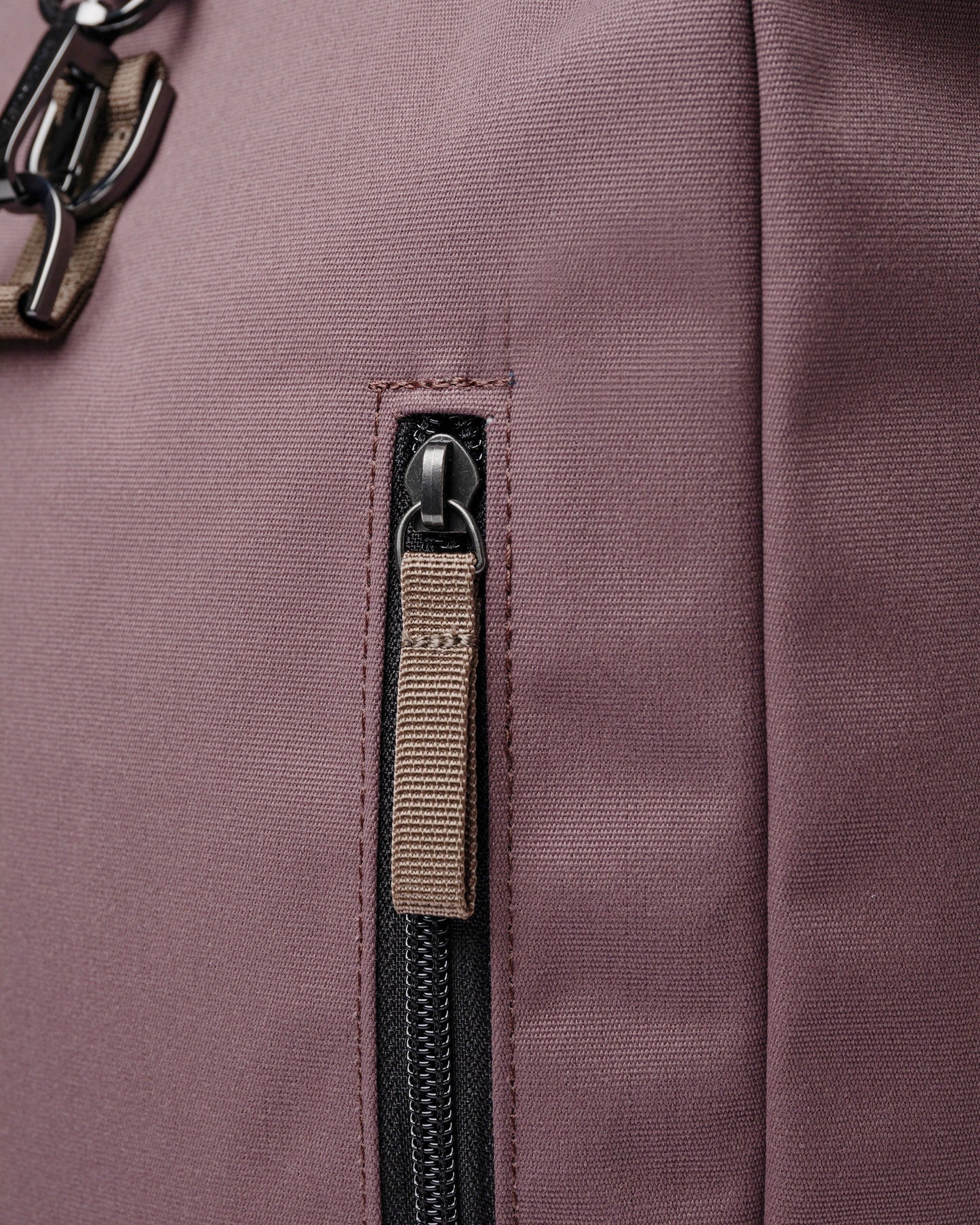 Sac à dos rolltop en matière recyclée | rose "dante vegan lilac dawn with brown webbing"