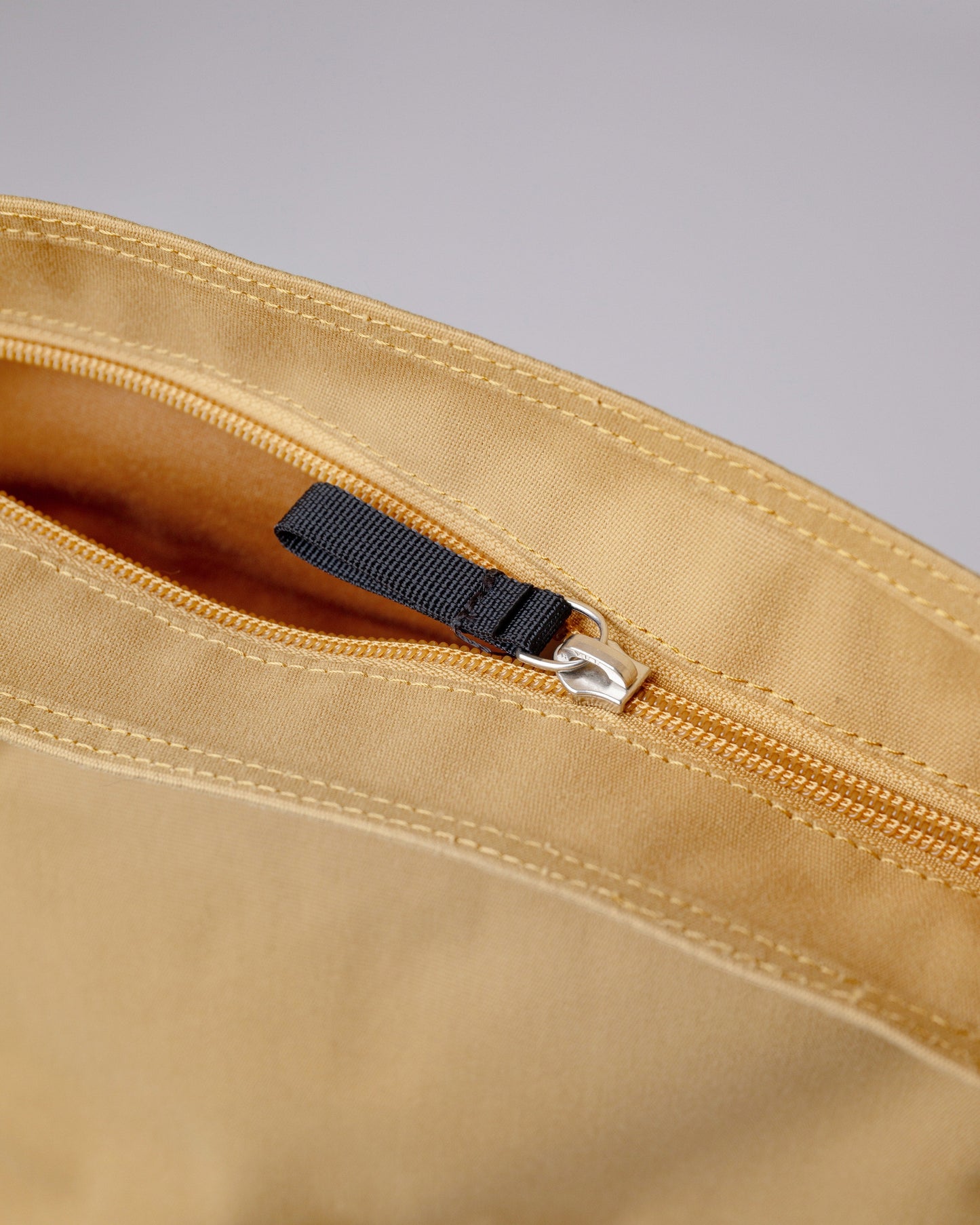 Sac à dos rolltop en matière recyclée | Jaune "dante vegan honey yellow with blue webbing"
