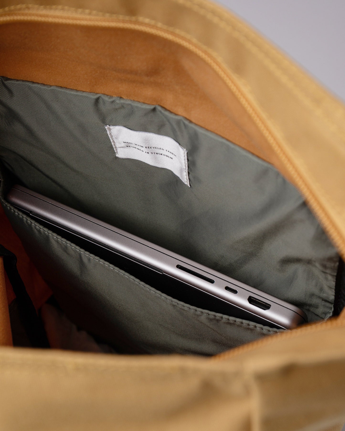 Sac à dos rolltop en matière recyclée | Jaune "dante vegan honey yellow with blue webbing"