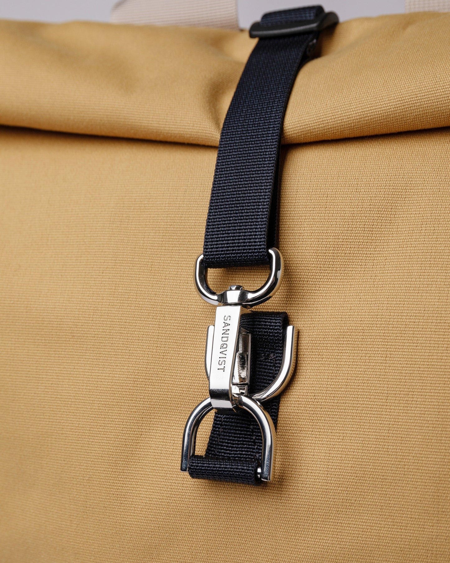 Sac à dos rolltop en matière recyclée | Jaune "dante vegan honey yellow with blue webbing"