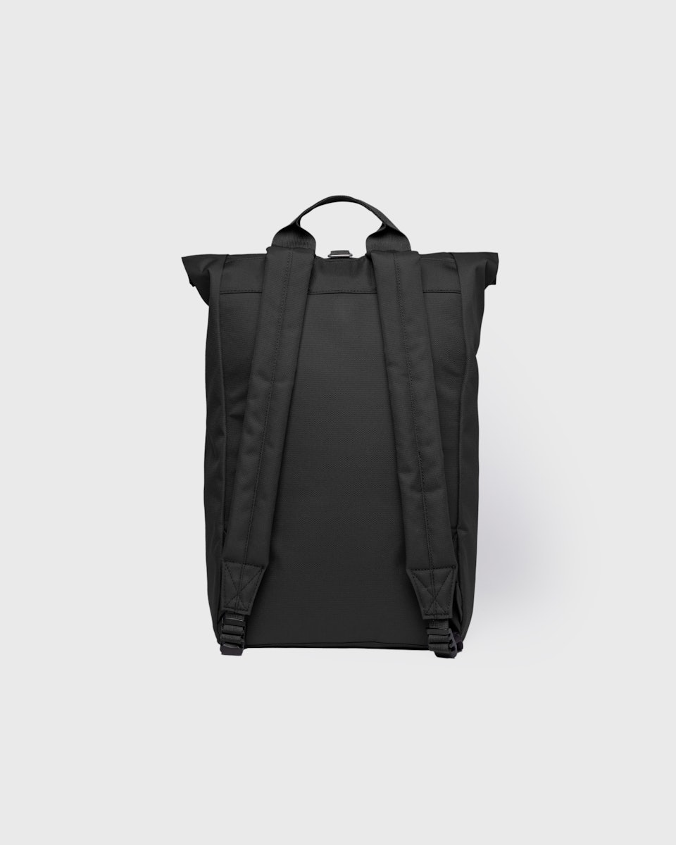 Sac à dos 19L en matière recyclée | noir "ground rolltop backpack l - black with black webbing"