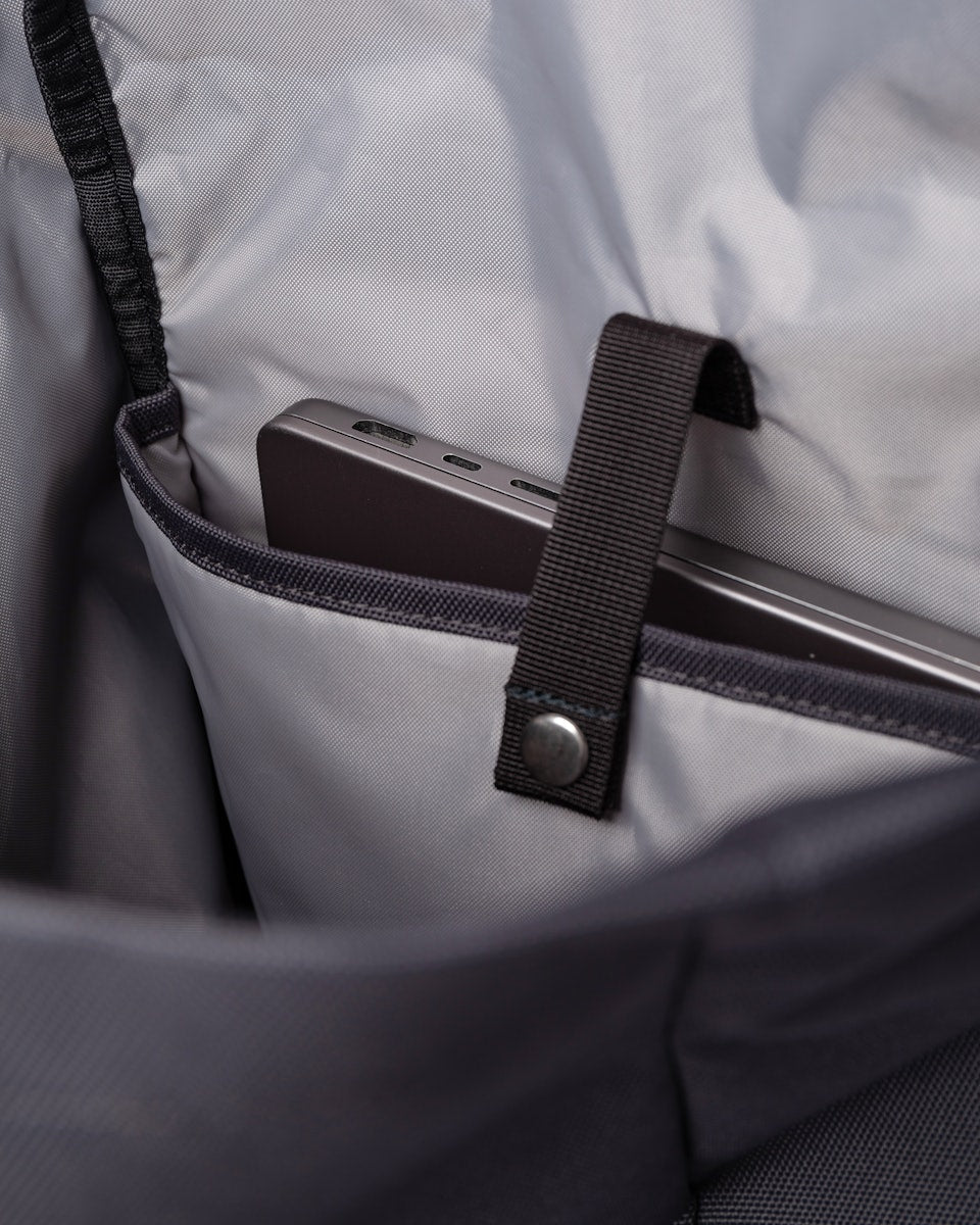 Sac à dos 19L en matière recyclée | noir "ground rolltop backpack l - asphalt with black webbing"
