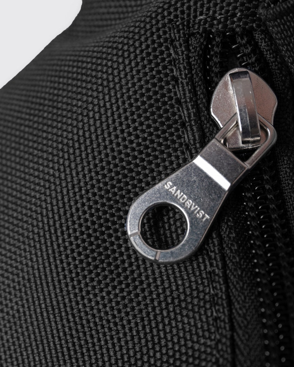 Banane en matières recyclées 2L | noir "ground crossbody bag - black"