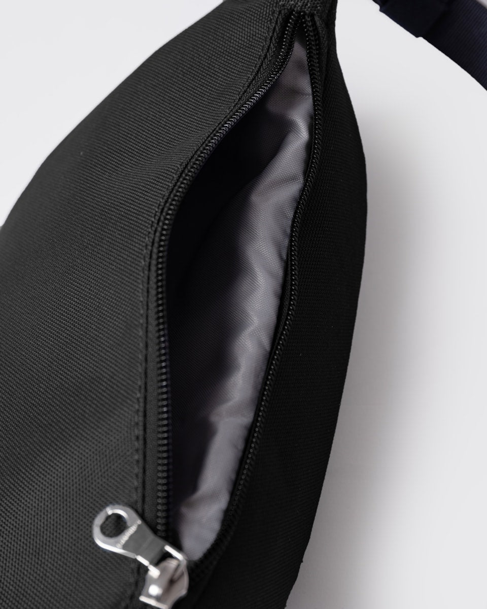 Banane en matières recyclées 2L | noir "ground crossbody bag - black"