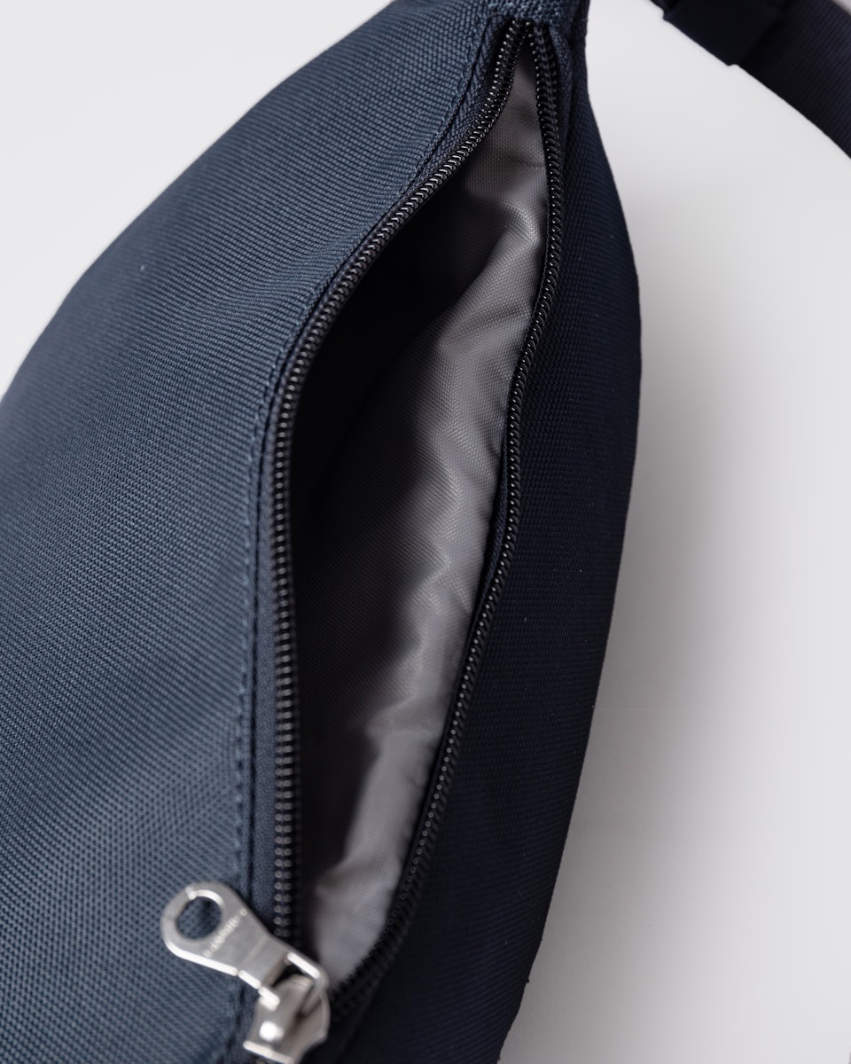 Banane 2L en matières recyclées | bleu "ground crossbody bag - navy"