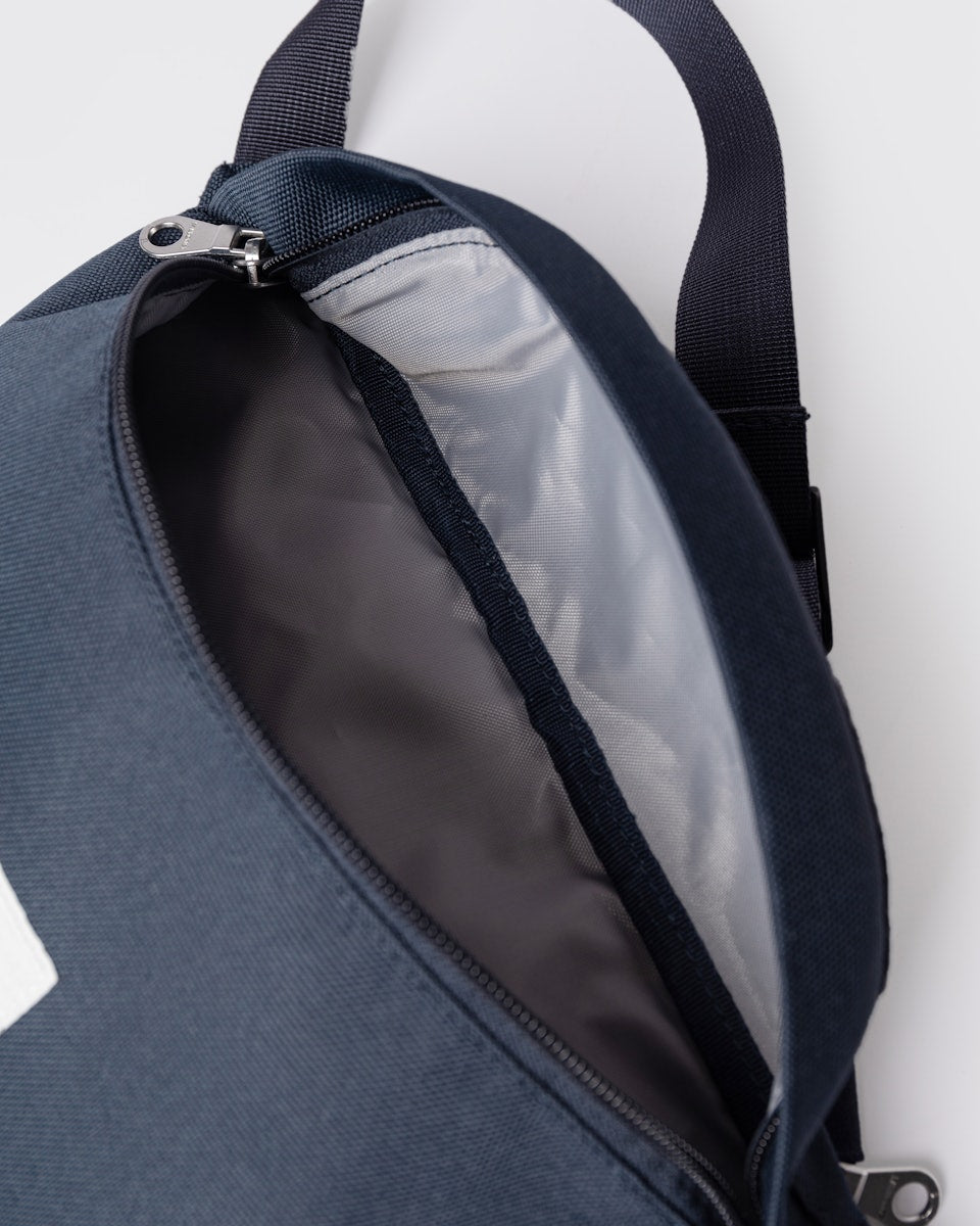 Banane 2L en matières recyclées | bleu "ground crossbody bag - navy"