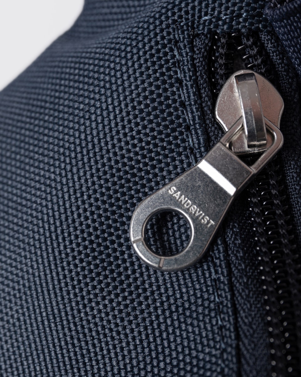 Banane 2L en matières recyclées | bleu "ground crossbody bag - navy"