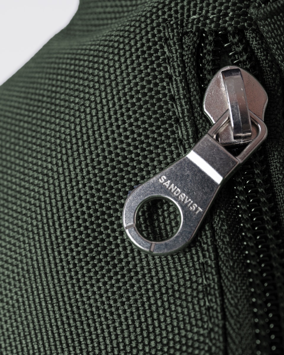 Banane 2L en matières recyclées | vert "ground crossbody bag - dawn green"