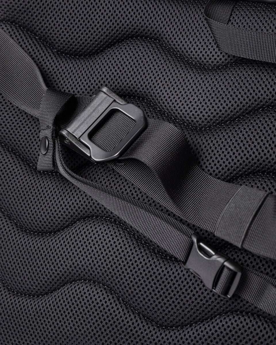 Sac bandoulière en nylon recyclé | noir "stream messenger - black"