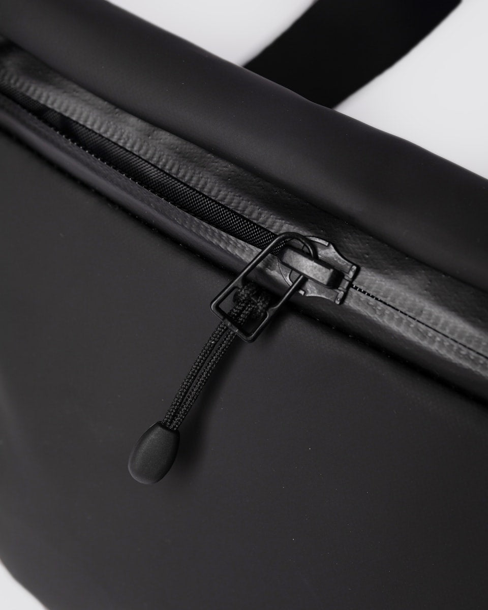 Banane en nylon recyclé | noir "stream messenger mini - black"