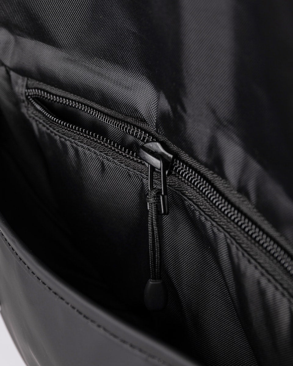 Banane en nylon recyclé | noir "stream messenger mini - black"